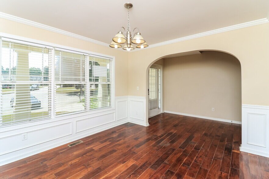 Building Photo - 910 Elderberry Ln
