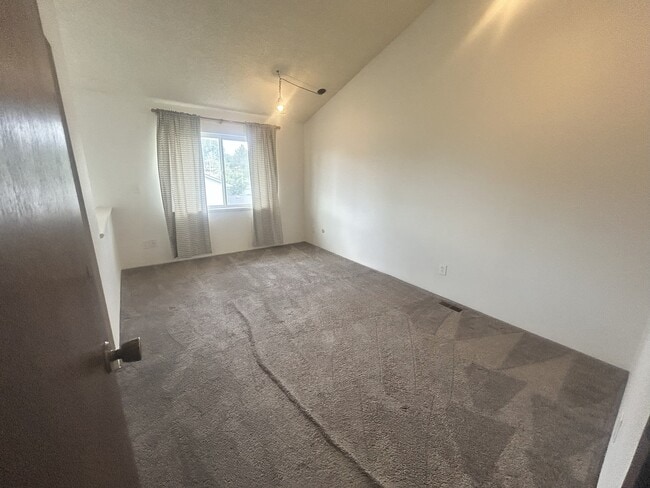 bedroom - 2115 Pleasanton St