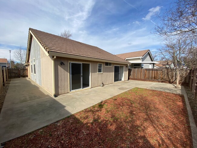 Building Photo - 3 Bed, 2 Bath Home in Elk Grove