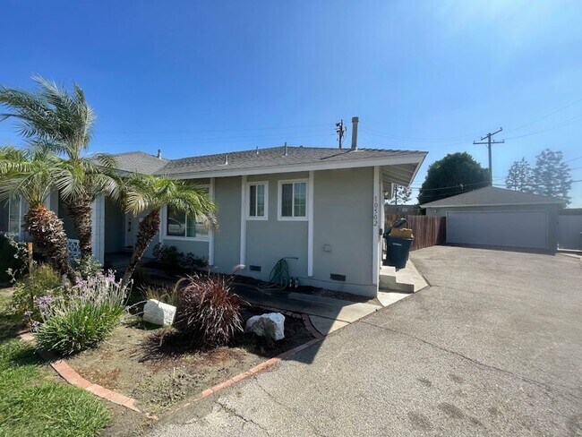 Building Photo - BEAUTIFULLY UPDATED 3 BEDROOM 2 BATH HOME ...