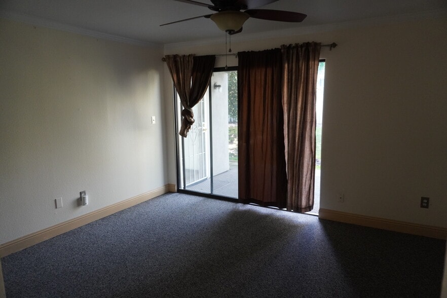 Master bedroom with sliding door to back patio. - 6518 Embarcadero Dr