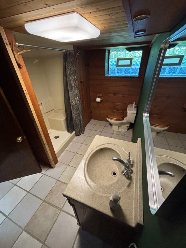 Building Photo - Log home in quiet setting
