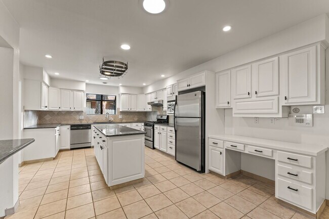 Building Photo - 1201 W 12th St