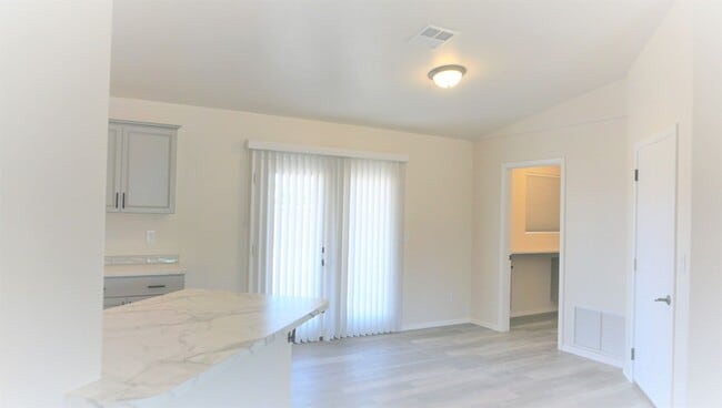 Building Photo - 523 N Leonardo De Vinci Dr