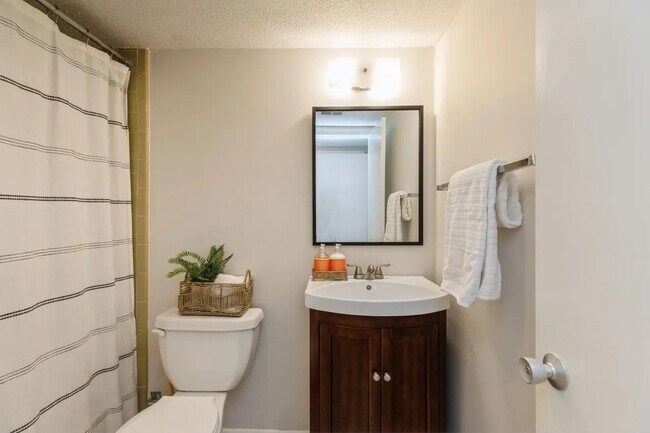 Building Photo - 104 Country Club Dr