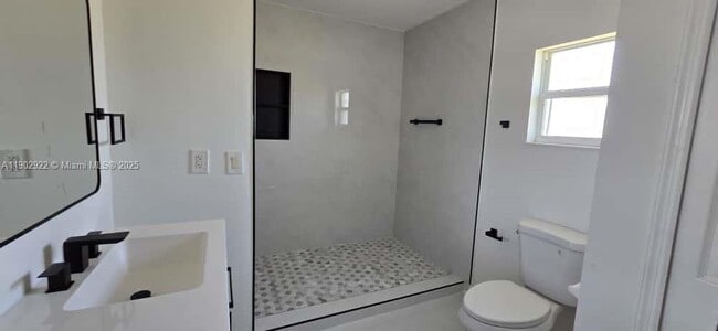 Building Photo - 1509 Sara Ave S