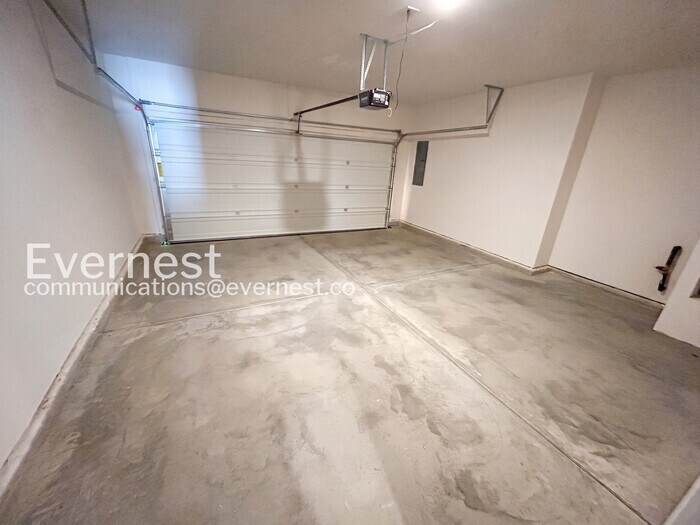 Building Photo - 209 Maple Spring Trl