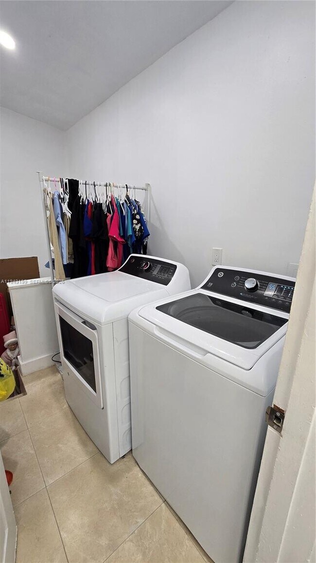 Building Photo - 8261 SW 34th Terrace