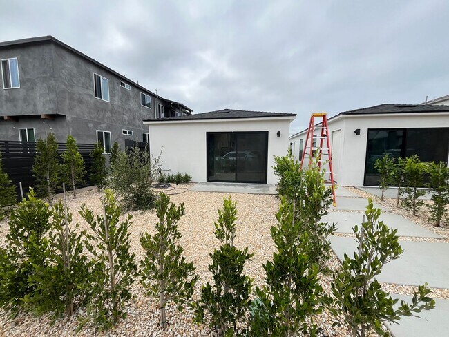 Building Photo - Newly Remodeled 2 Bed 1 Bath Unit in PB