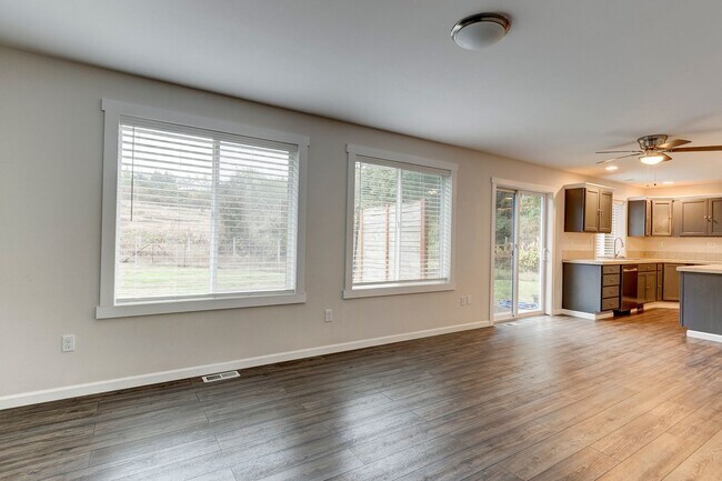 Building Photo - Updated 2-Bedroom Home with Bonus Room on ...