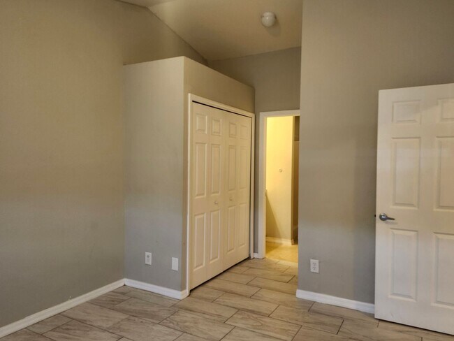 Building Photo - Nice duplex!!!