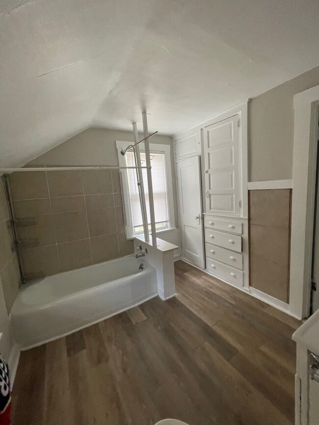 Building Photo - 1337 Nelson Ave