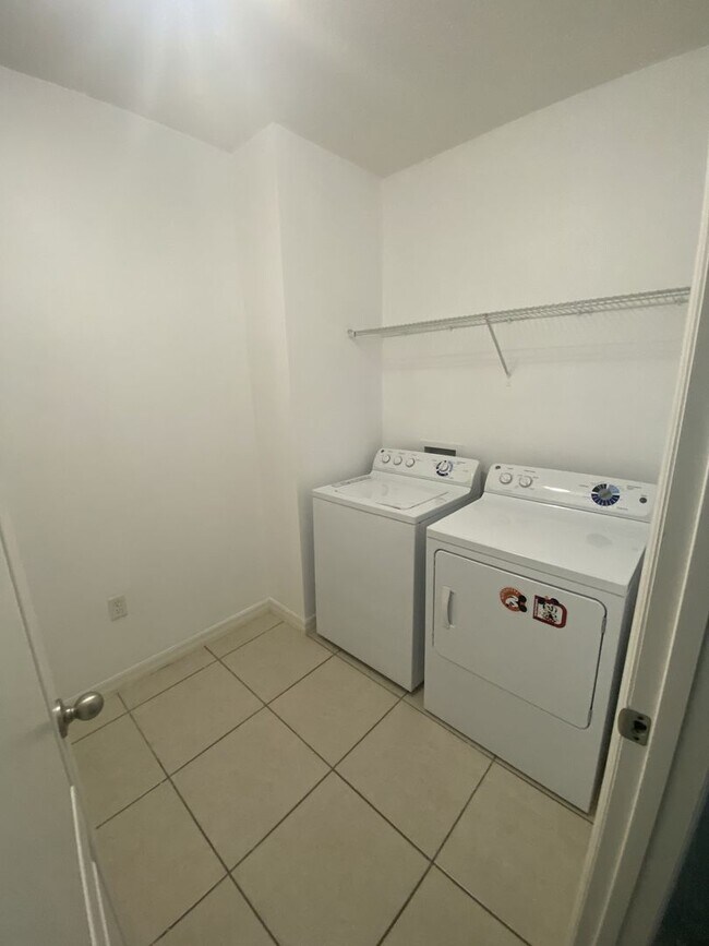 Building Photo - Spacious 3 bedroom 2 bathroom home in the Sawgrass community