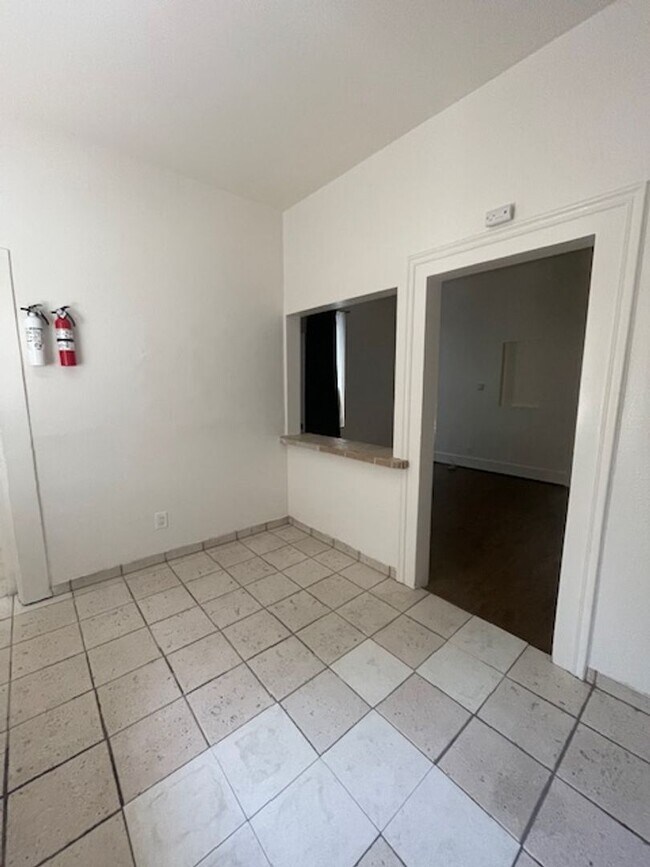 Building Photo - 1/2 Off First Month's Rent, 3Bdrm, 1Bath