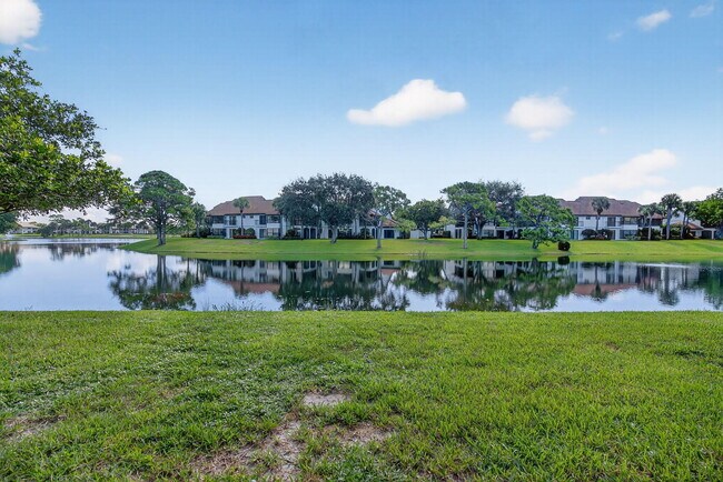 Building Photo - 16100 W Bay Dr