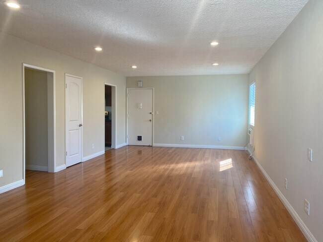 Building Photo - 567 S Wilton Pl