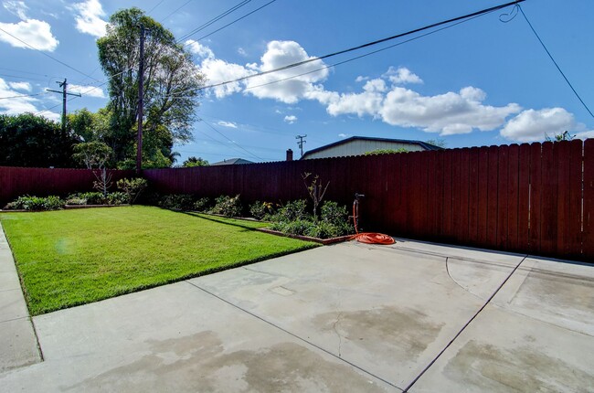 Building Photo - Beautiful 3 Bedroom Costa Mesa Home