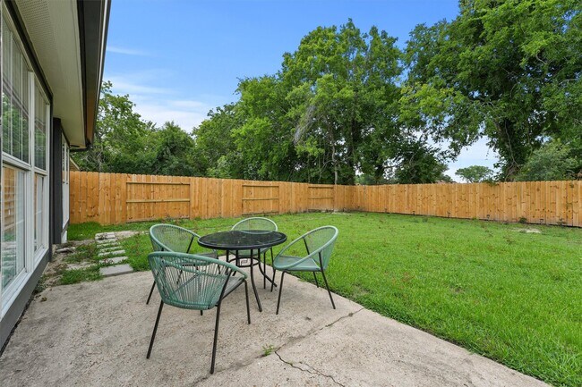 Building Photo - 15439 Indian Woods Dr