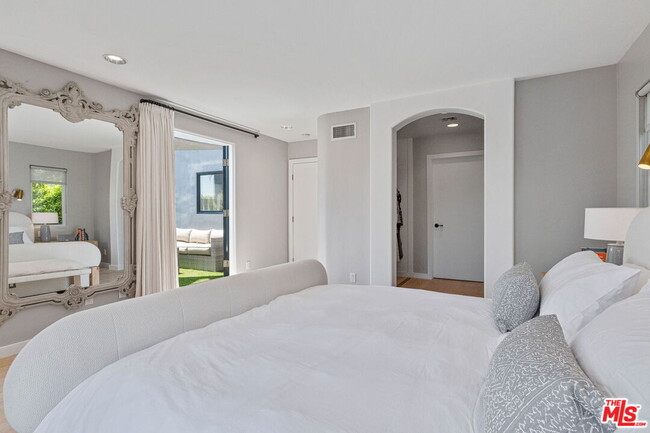 Building Photo - 835 Superba Ave