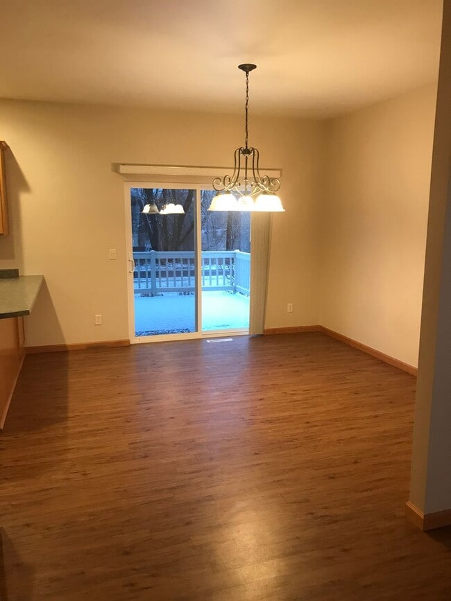 Building Photo - 2100 River Point Ct