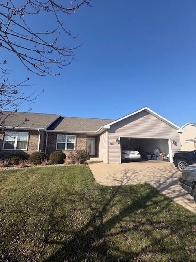 Building Photo - Duplex for Rent in Washington IL - 2 bedrooms/2baths