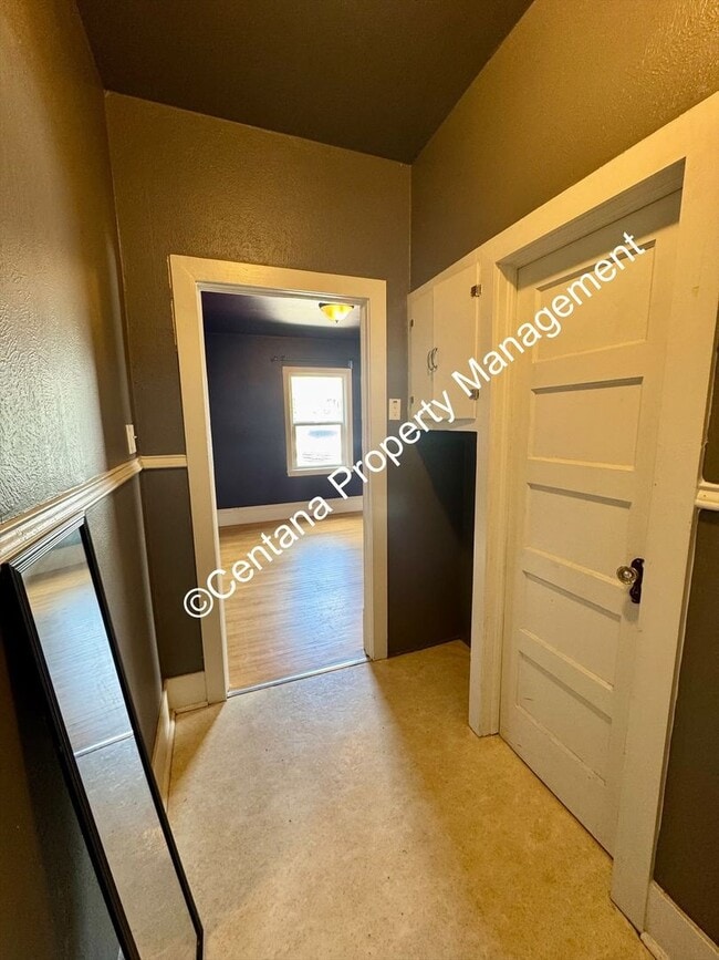 Building Photo - 5 bedroom 3 bath house with fenced yard