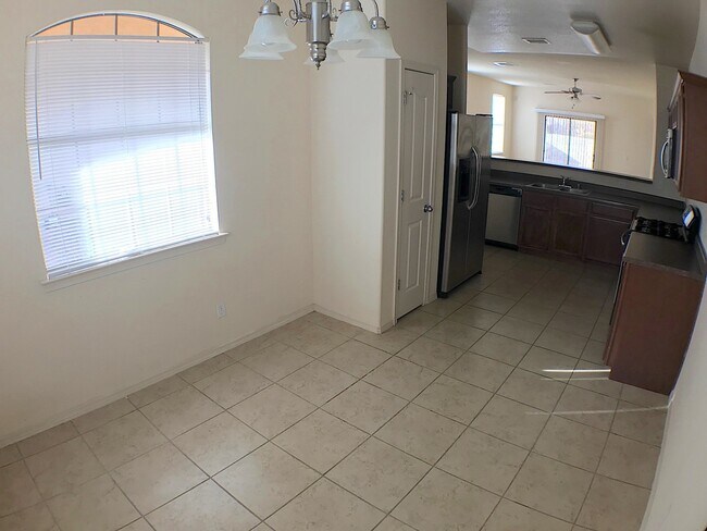 Building Photo - East El Paso 3bed/2bath Refrig A/C