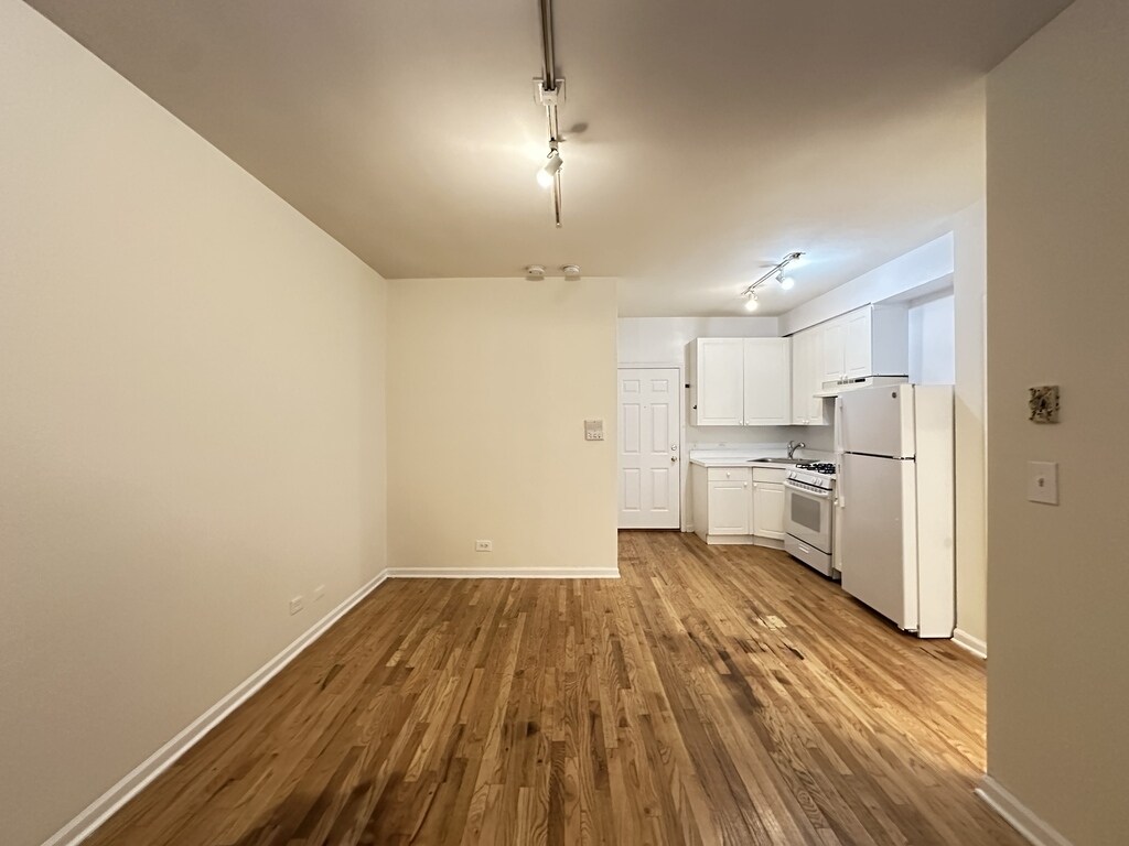 Building Photo - 922 W Dakin St