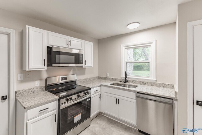 Building Photo - 816 Giles Dr NE