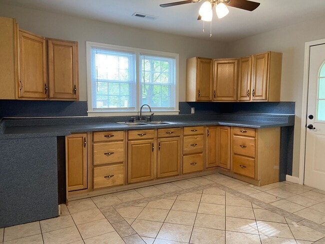 Building Photo - 2 Bedroom, 1 Bathroom House in High Point!