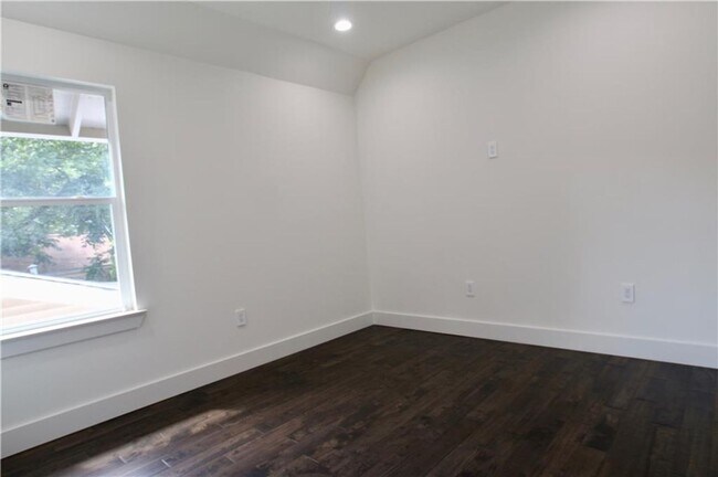 Building Photo - 705 Harris Ave