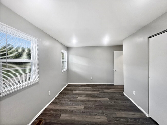 Building Photo - 4344 Roberton Ave
