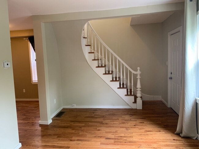 Building Photo - Gorgeous 3BR, Single Family Home IN EAST ROCK! PARKING! LAUNDRY!