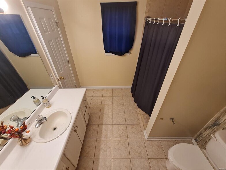 Building Photo - 123 Meadowview Dr