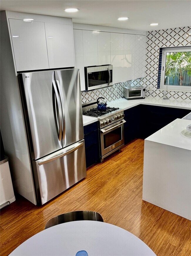 Building Photo - 2325 Barcelona Dr