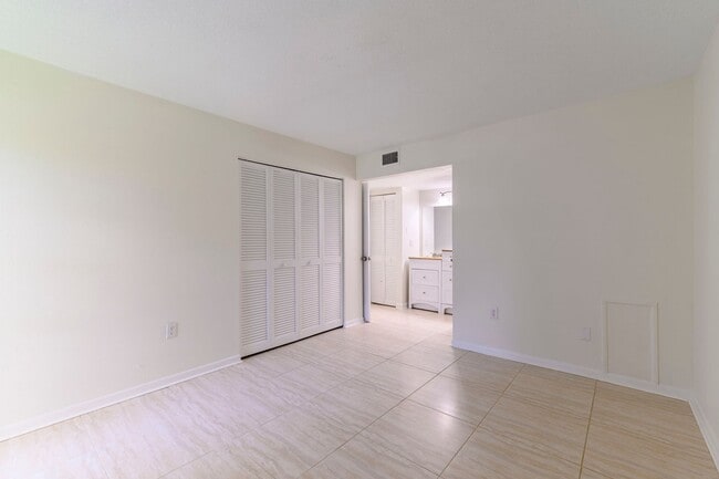 Building Photo - 2 Bedroom / 2 Bath Condo