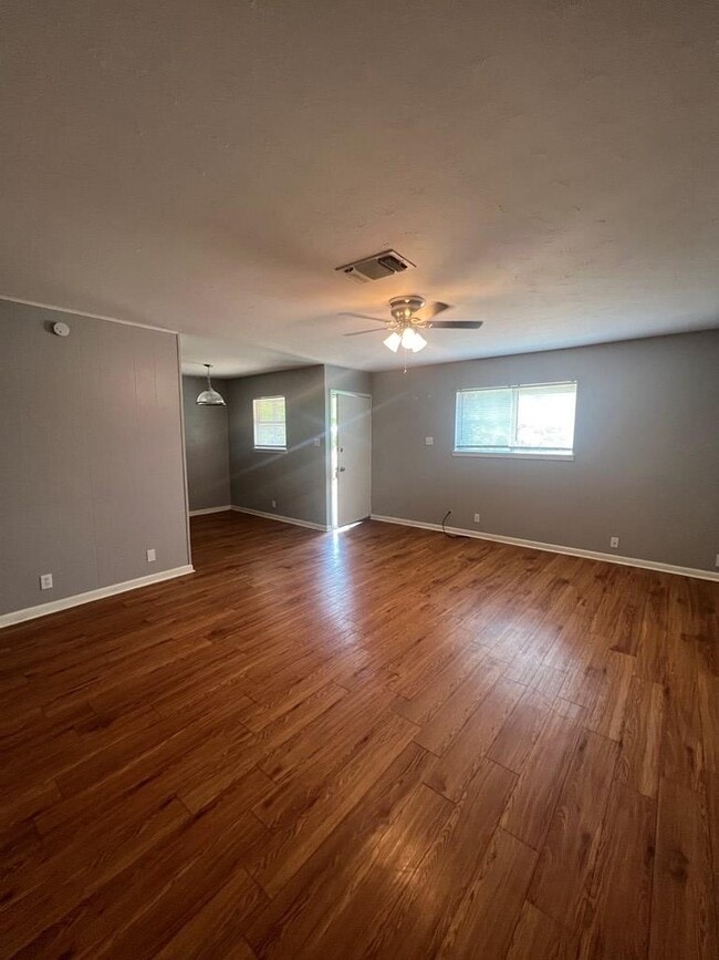 Building Photo - 100 Hilltop Dr