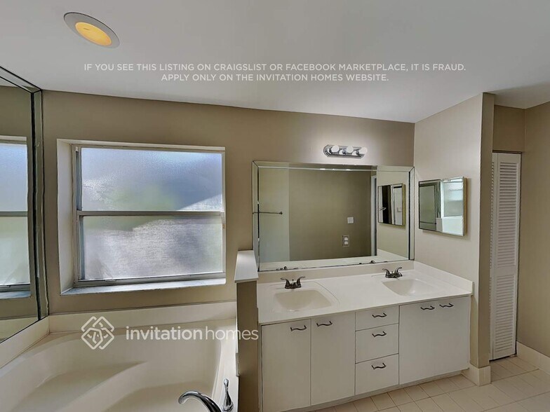 Building Photo - 5831 NW 40th Ln