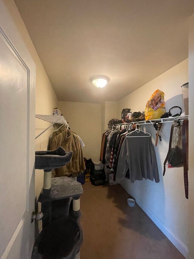 Building Photo - Cute 4 Bedroom Near Downtown for Pre-Lease