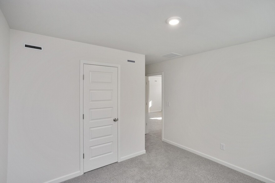 Building Photo - 5370 Bellflower Hls