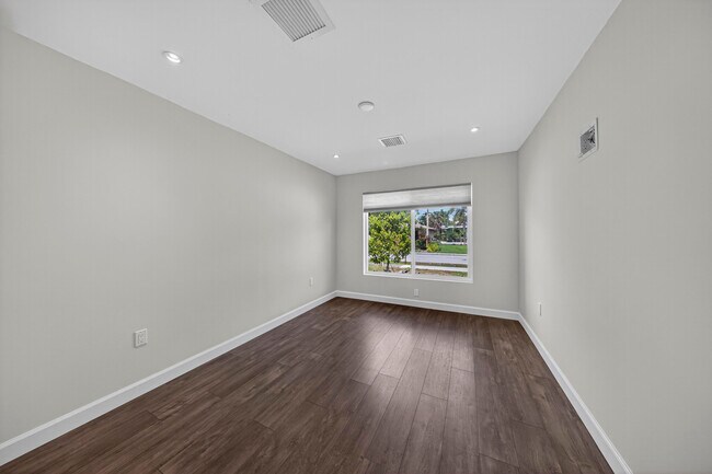 Building Photo - 410 NE 34th St