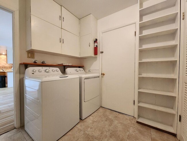 Building Photo - 1114 Camino Consuelo