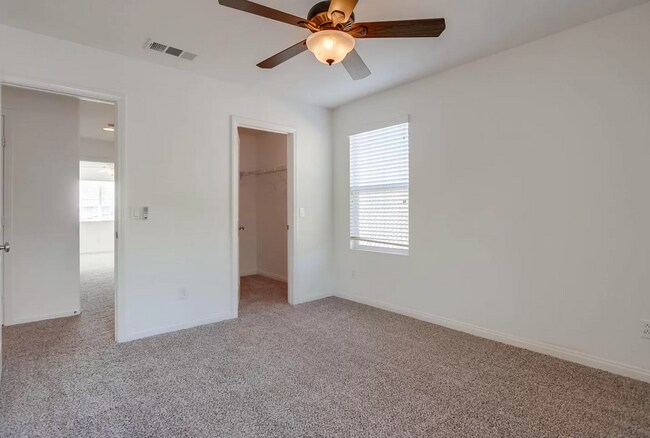 Building Photo - 1059 Vista Pointe Blvd