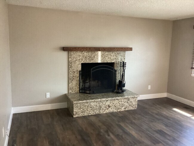 Building Photo - NEW ON THE MARKET - SPPACIOUS 3 BEDROOM, 2...
