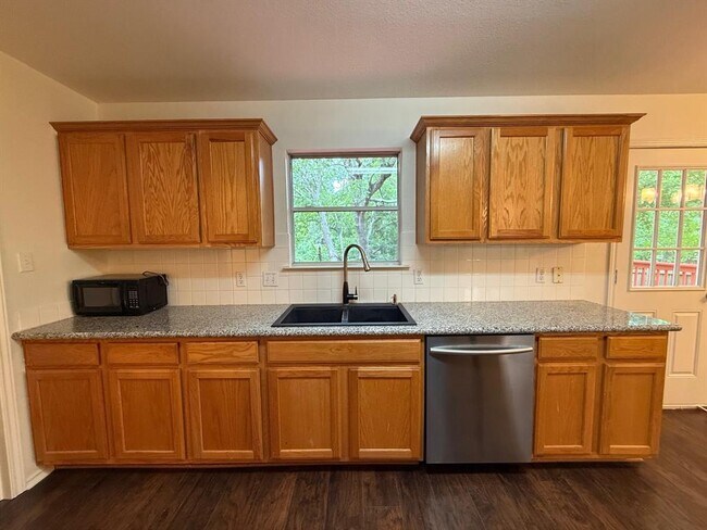 Building Photo - 1464 David Curry Dr
