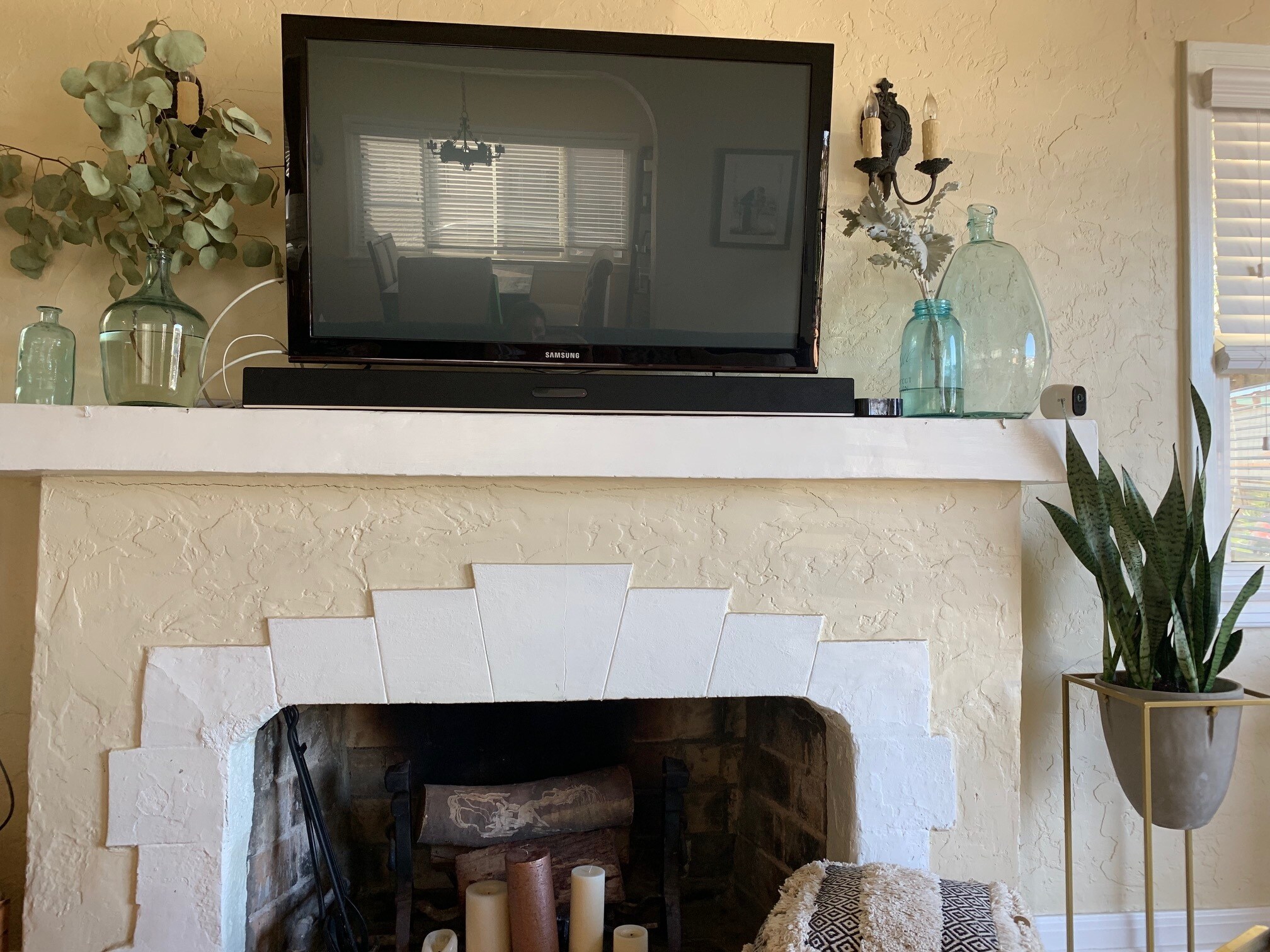 Working fireplace with original sconces - 4770 Bancroft St