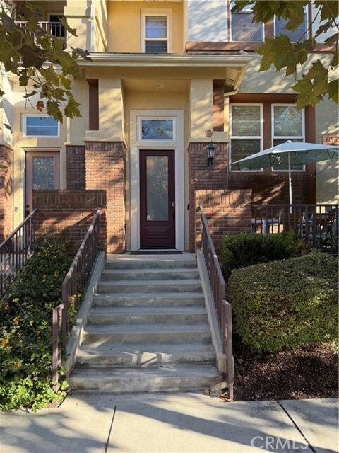 Building Photo - 615 W 1st St