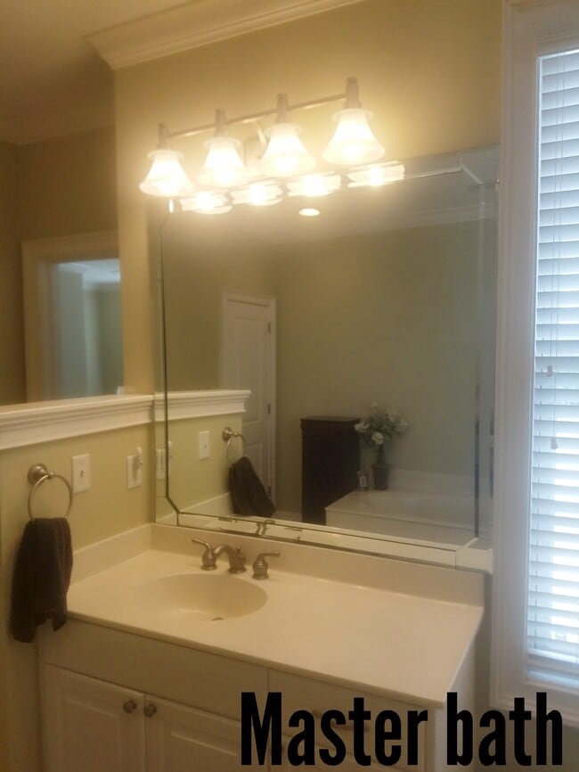 Building Photo - 407 E Hull St