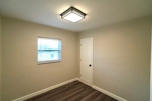 Building Photo - 885 Ruby Ave