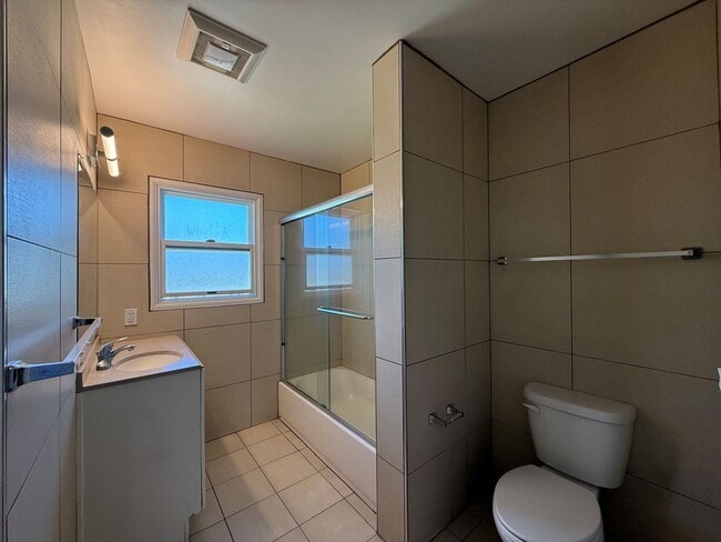 Building Photo - Bright Upper-Level 2BR Home in Alameda’s Desirable East End.